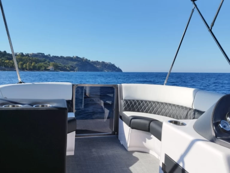 Swiss-Boat/Italy Boat Funlounger 8.5 jednotlivci a charterové společnosti v Milazzo