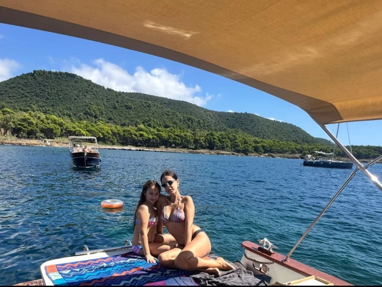 Motorová loď k pronájmu v Salerno za nejlepší cenu