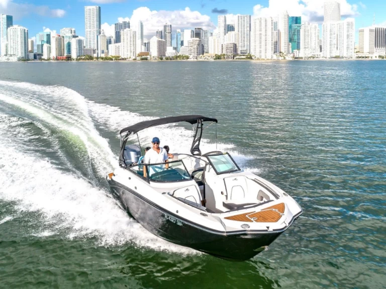 Pronájem Motorová loď Monterey s licencí