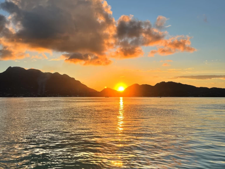 Pronajmout si Wellcraft Scarab 302 Sport v Mahé