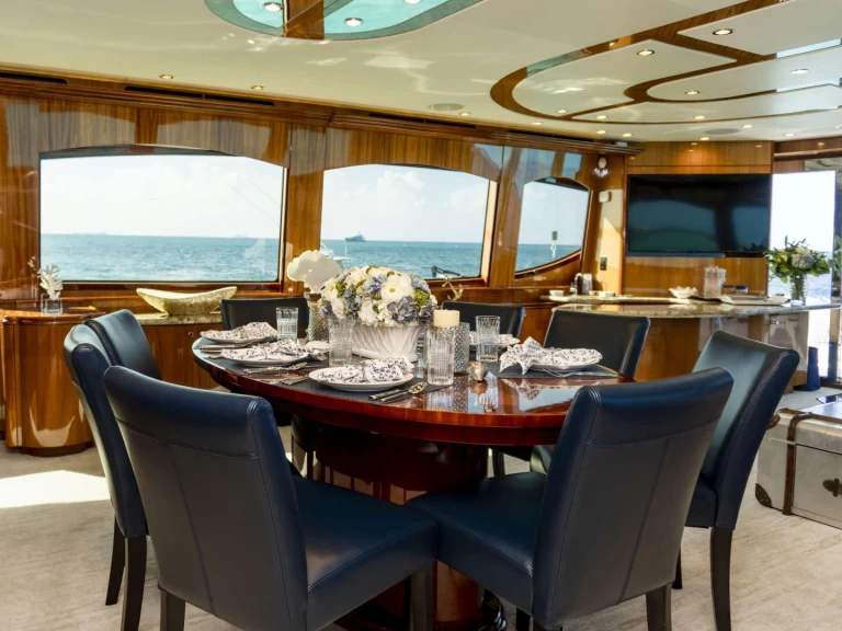 Hatteras Gail Force II jednotlivci a charterové společnosti v Nassau