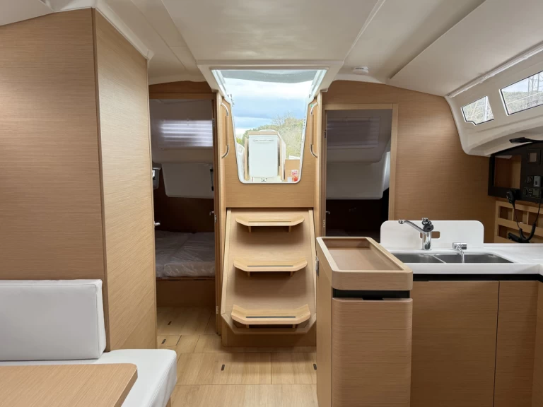 Pronajmout Plachetnice se skipperem či ne Jeanneau v Rogoznica