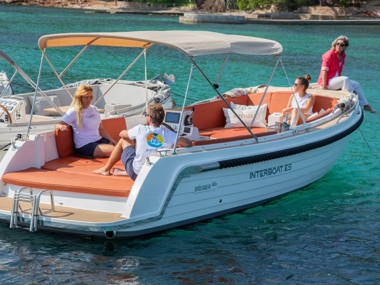 Interboat Intender 820 jednotlivci a charterové společnosti v Port de Pollenca