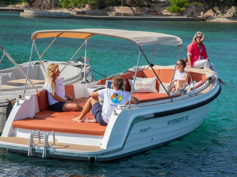 Pronájem lodi Port de Pollenca lákavé ceny Intender 820