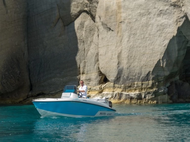 Motorová loď k pronájmu v Agía Kiriakí za nejlepší cenu