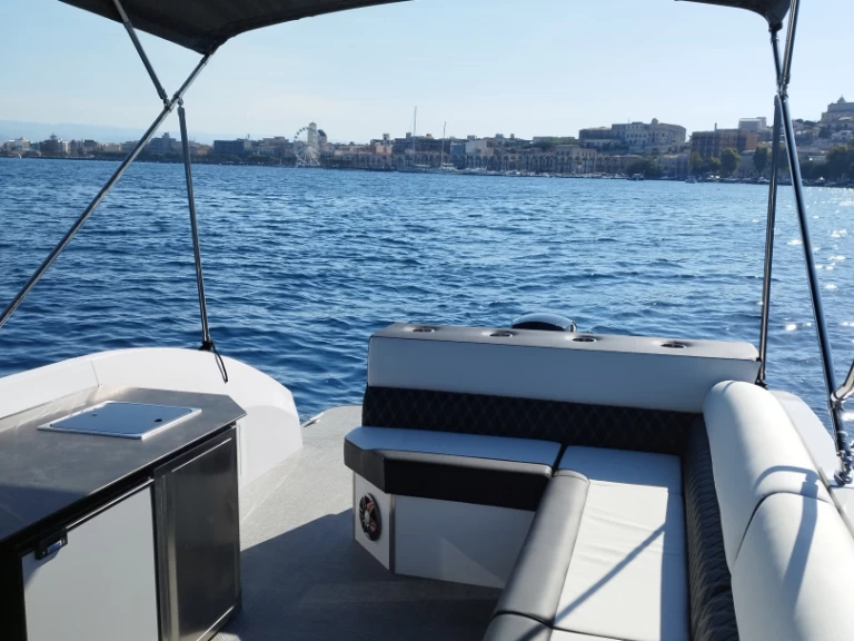 Pronajmout si Swiss-Boat/Italy Boat Funlounger 8.5 v Milazzo