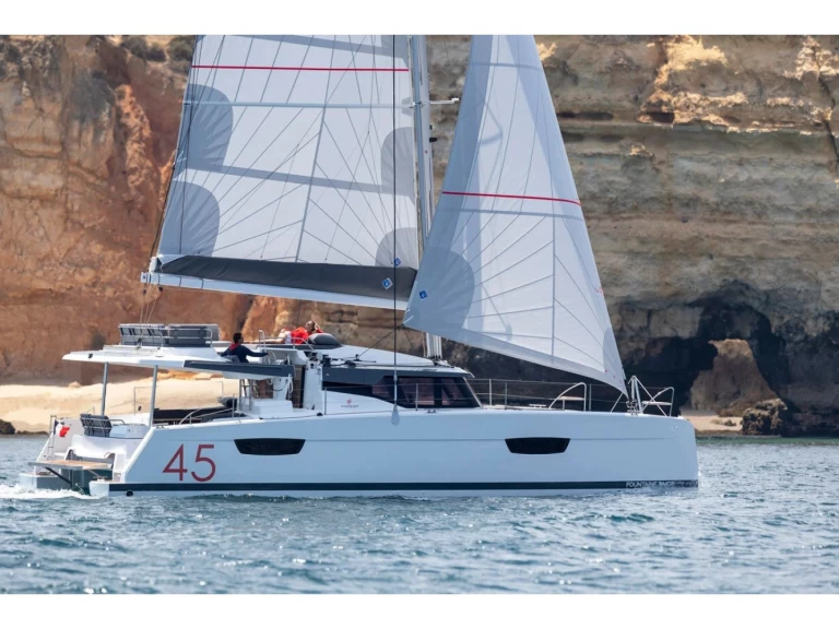 Fountaine Pajot Elba 45 jednotlivci a charterové společnosti v Capo d'Orlando