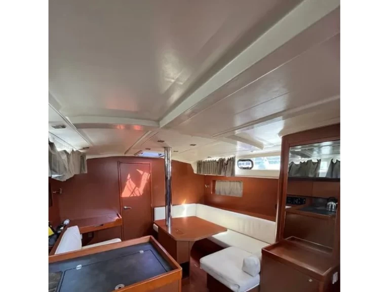 Bénéteau Oceanis 41.1 jednotlivci a charterové společnosti v Gouvia