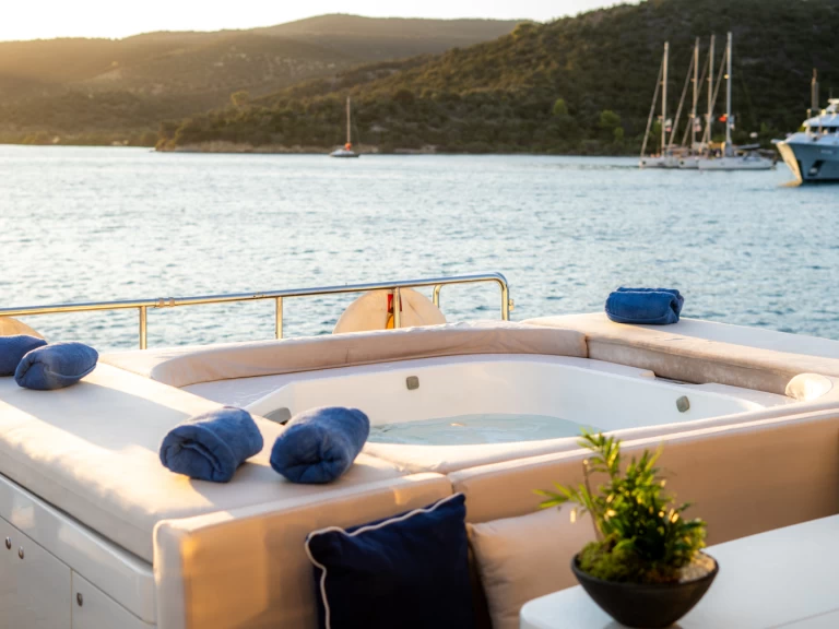 Pronájem jachty v Flisvos Marina -ISA, RODRIGUEZ GROUP ITALY 133 na Samboatu