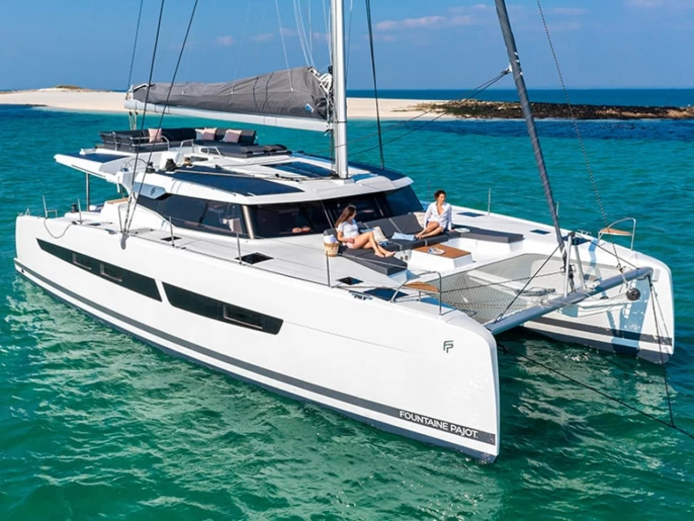Pronajmout si Fountaine Pajot Aura 51 v Alimos