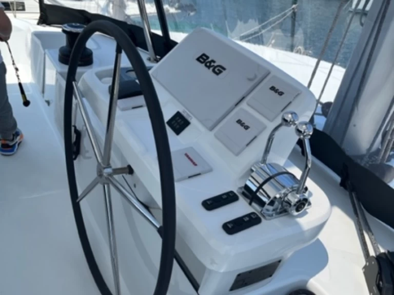 Pronajmout Katamarán se skipperem či ne Lagoon v Alimos