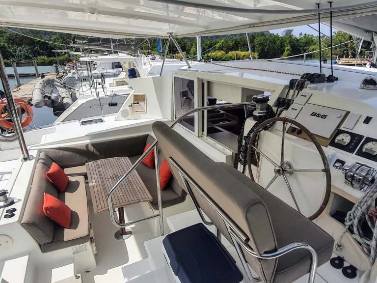 Pronájem Katamarán Lagoon s licencí