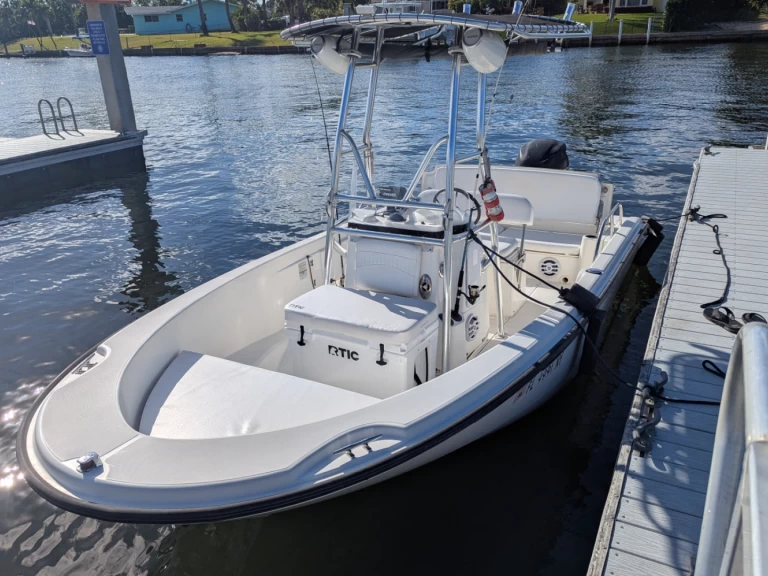 Pronájem Motorová loď Boston Whaler s licencí