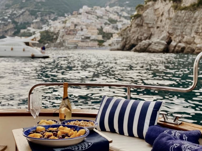 Motorová loď k pronájmu v Sorrento za nejlepší cenu