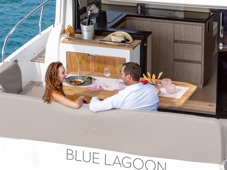 Pronájem lodi Kaštela lákavé ceny Sealine F430