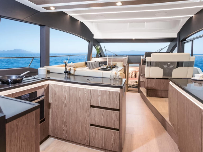 Pronájem jachty v Kaštela -Sealine Sealine F430 na Samboatu