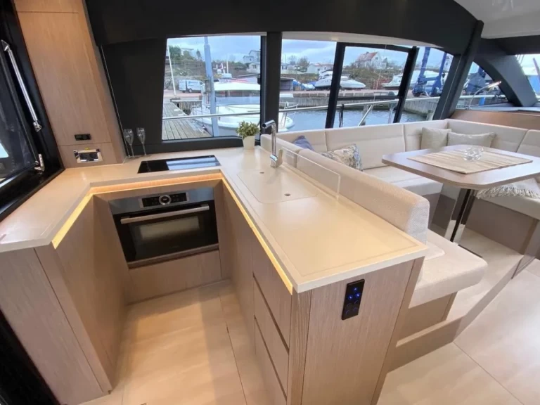 Pronajmout si Sealine Sealine F430 v Kaštela