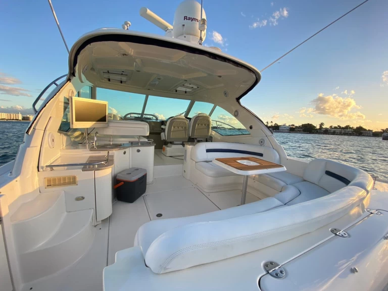 Pronájem lodi Miami Beach lákavé ceny Sea Ray 480 Sundancer