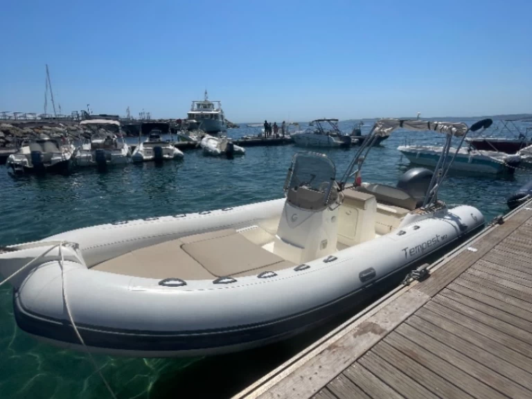 Polotuhá loď k pronájmu v Les Issambres za nejlepší cenu