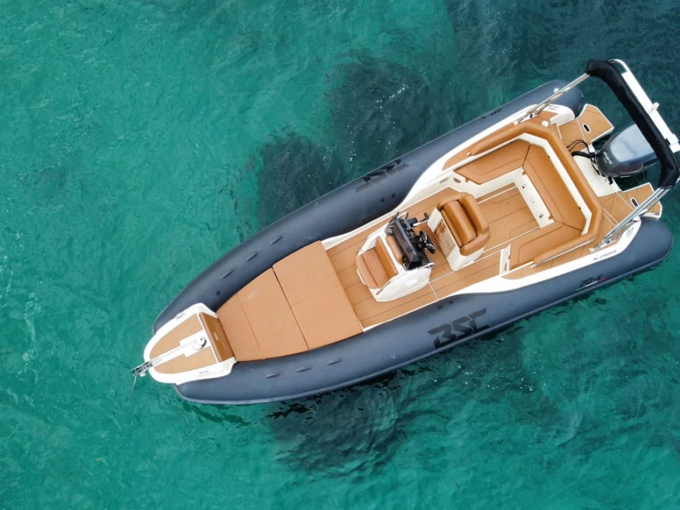 Polotuhá loď k pronájmu v Nice za nejlepší cenu