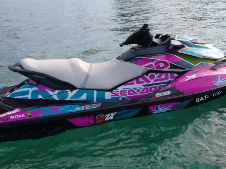 Pronajmout si Bombard Wale prop230 v San Antonio Port