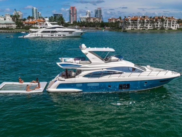Pronájem lodi Miami Beach lákavé ceny Azimut 60 Fly