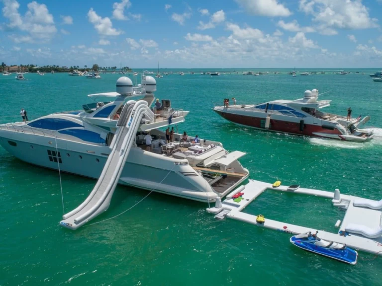 Azimut 103’ azimut S  jednotlivci a charterové společnosti v Miami Beach