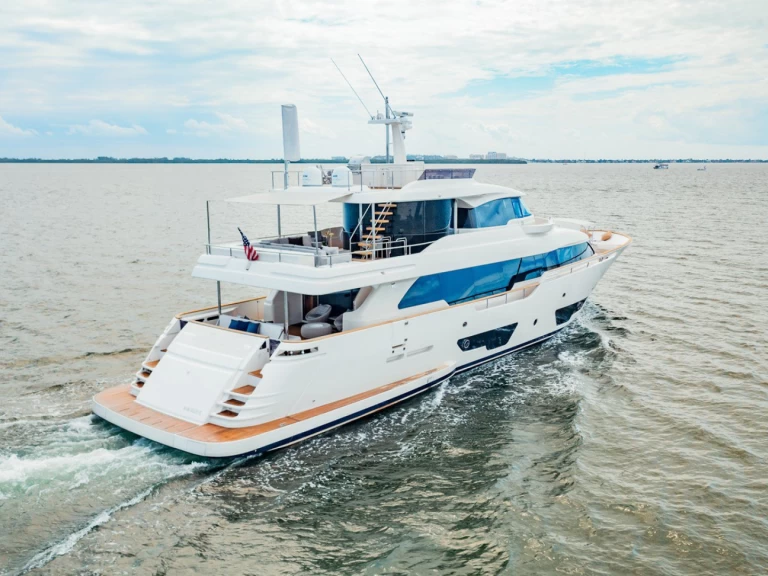 Pronajmout si Custom Line Custom Line 95' v Miami Beach