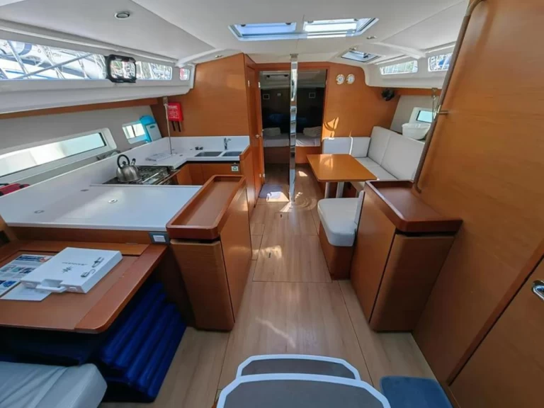 Pronajmout Plachetnice se skipperem či ne Jeanneau v Alimos