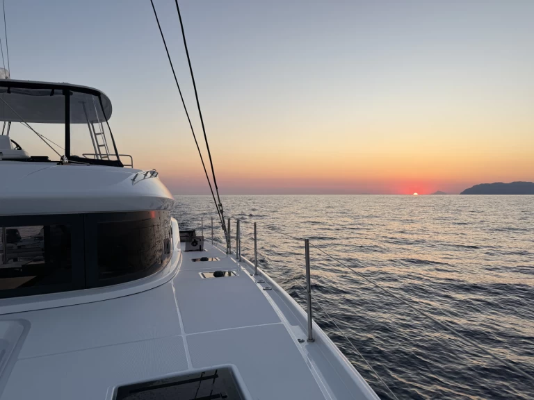 Pronajmout Katamarán se skipperem či ne Lagoon v Alimos