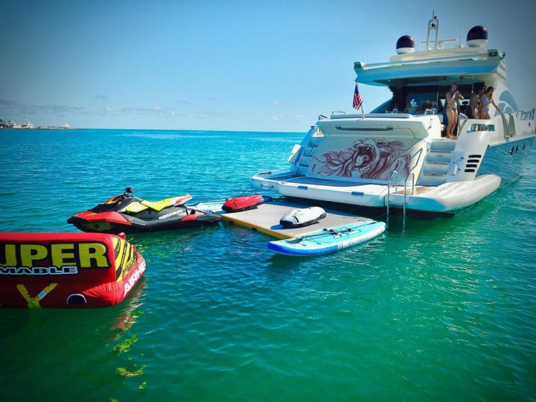 Pronájem lodi Miami Beach lákavé ceny 86’ azimut S 2