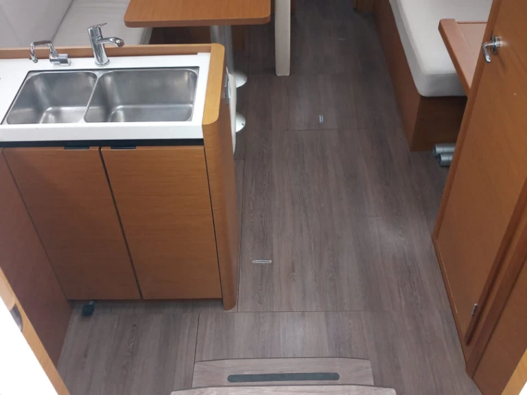 Pronajmout Plachetnice se skipperem či ne Jeanneau v Procida