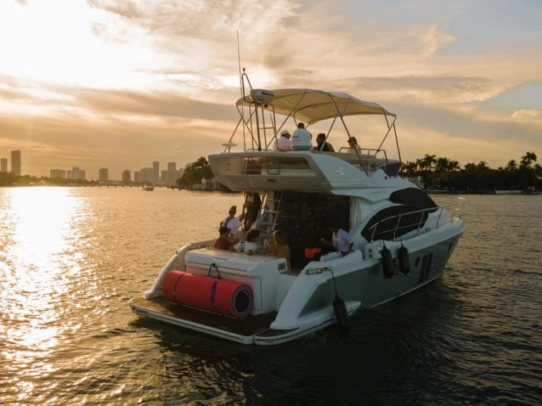 Pronajmout si Azimut Azimut 42 Fly v Miami Beach