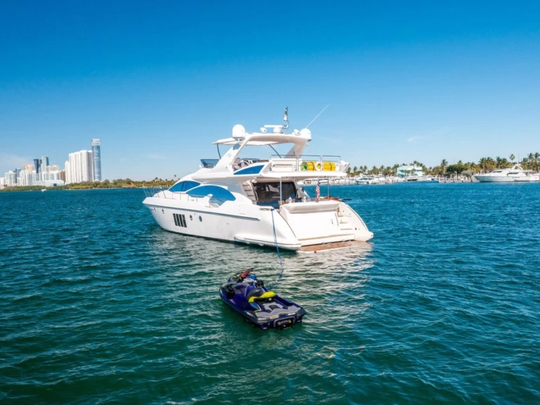 Pronájem Jachta Azimut s licencí