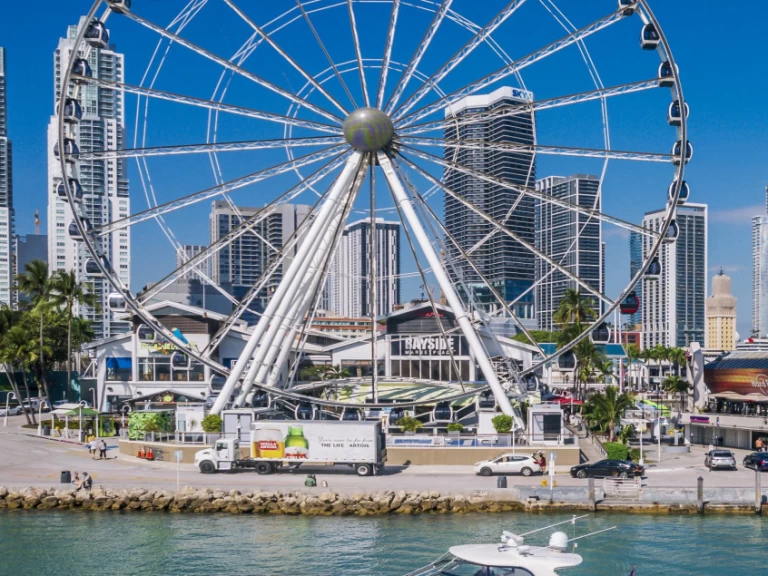 Pronájem lodi Miami Beach lákavé ceny Sea Ray 500 Sundancer