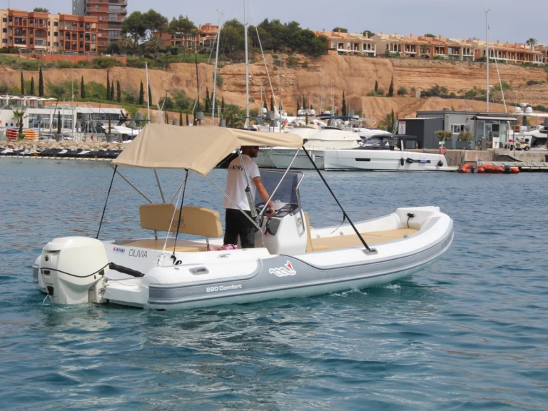 Polotuhá loď k pronájmu v El Toro za nejlepší cenu