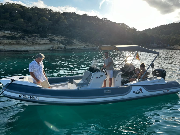 Polotuhá loď k pronájmu v El Toro za nejlepší cenu