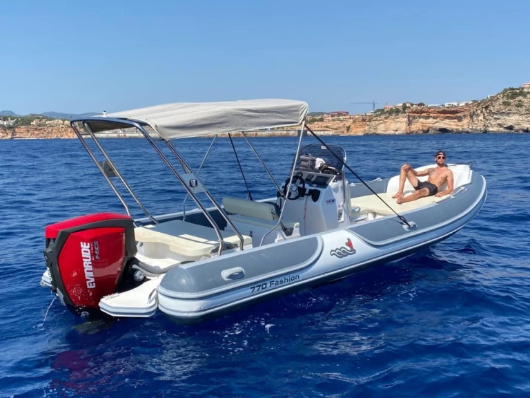 Pronájem Polotuhá loď MV Marine s licencí