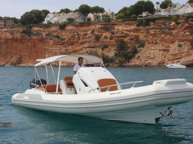 Pronajmout si Grand Marine 850 v El Toro
