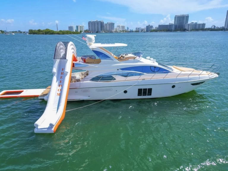 Pronájem Jachta Azimut s licencí