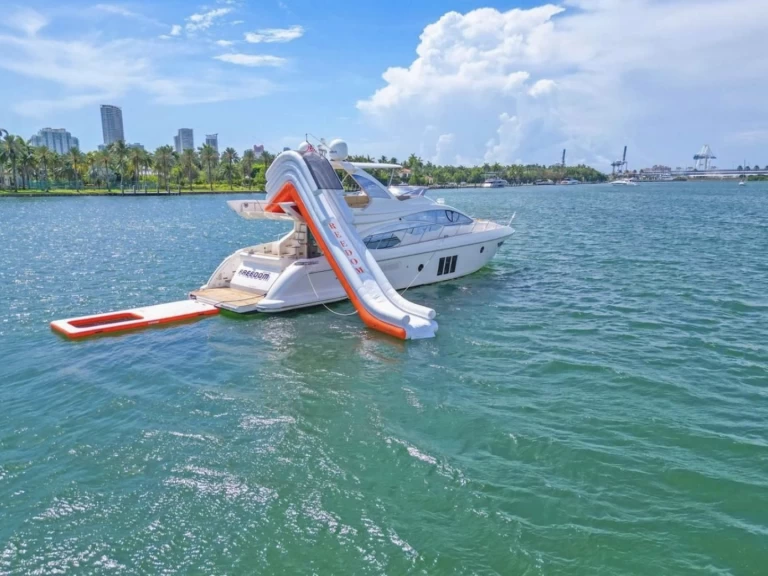 Azimut Azimut 65  jednotlivci a charterové společnosti v Miami Beach