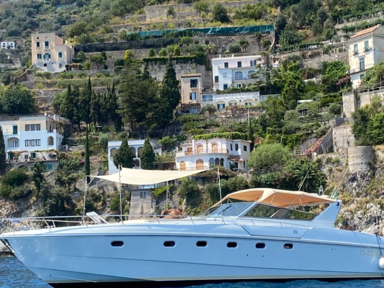 Pronájem Motorová loď Ferretti s licencí