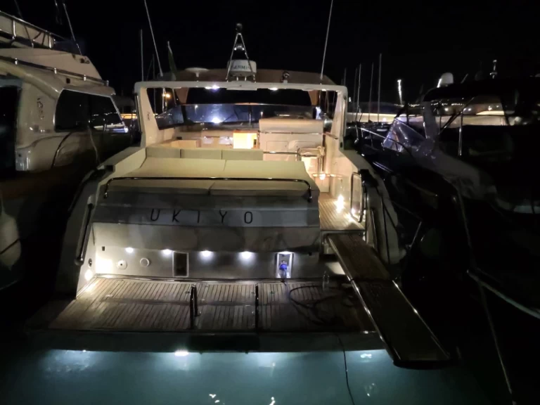 Motorová loď k pronájmu v Salerno za nejlepší cenu