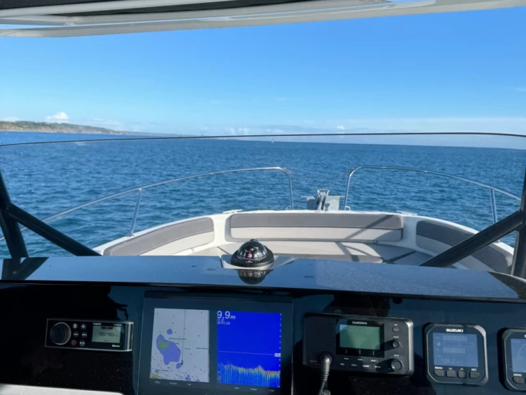 Jeanneau Cap Camarat 9.0 CC jednotlivci a charterové společnosti v Saint-Quay-Portrieux