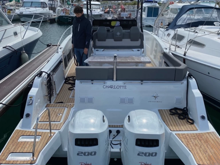 Pronajmout si Jeanneau Cap Camarat 9.0 CC v Saint-Quay-Portrieux