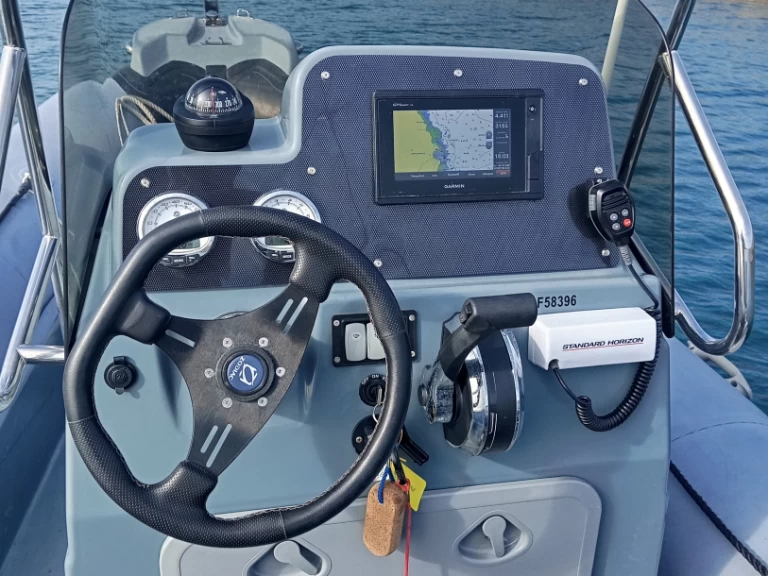 Polotuhá loď k pronájmu v L'Île-d'Yeu za nejlepší cenu