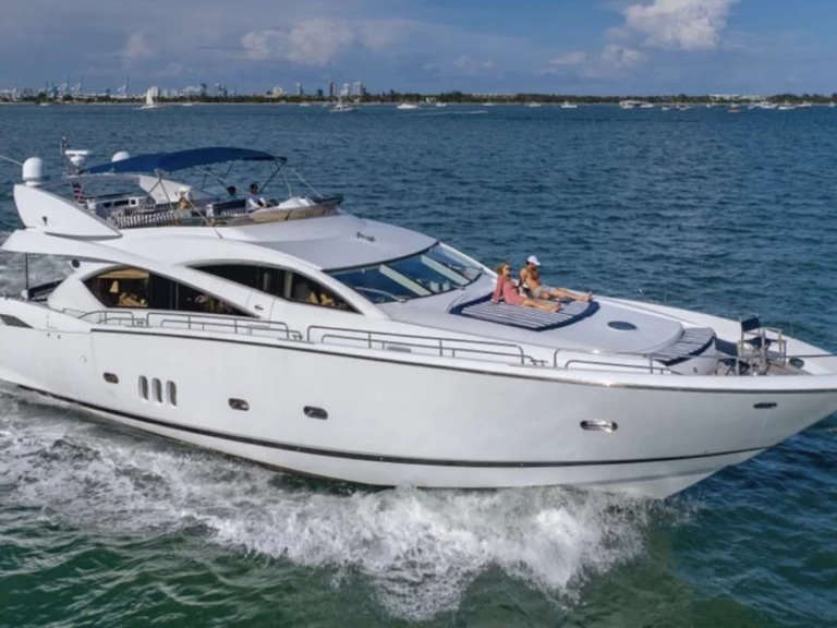 Sunseeker Manhattan 80 jednotlivci a charterové společnosti v Miami Beach