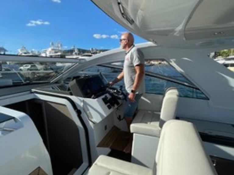 Pronajmout Motorová loď se skipperem či ne Sealine v El Toro