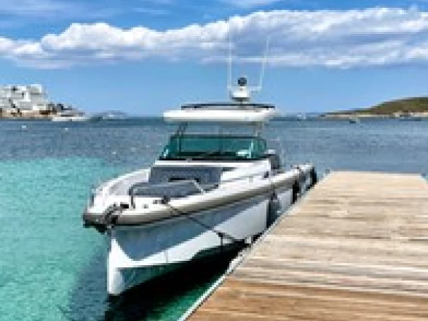 Pronájem Motorová loď Axopar s licencí