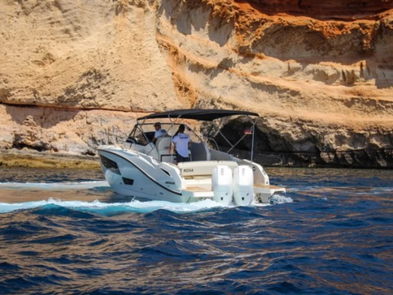 Quicksilver 875 Sundeck jednotlivci a charterové společnosti v El Toro